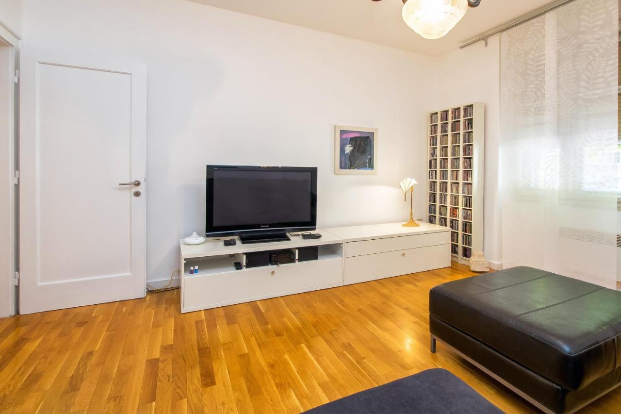 Minimalist Hidden Gem Spacious Flat In Center Apartment Split